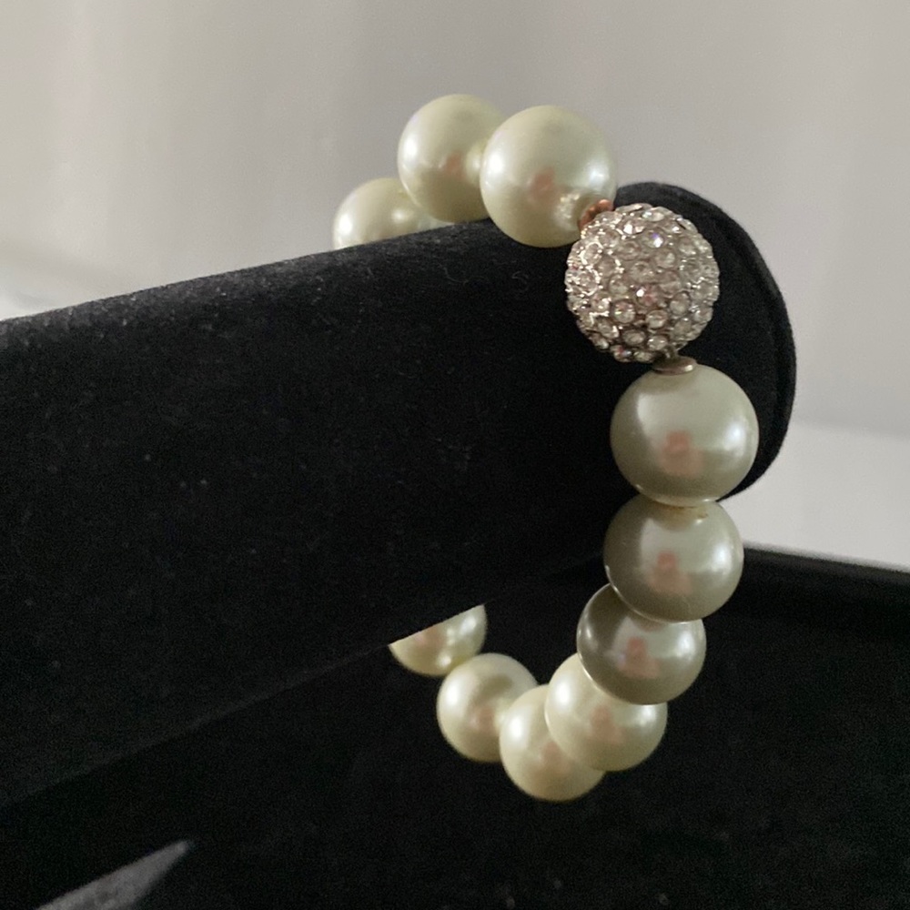 Vintage Chico’s faux pearls elasticated bracelet. B4